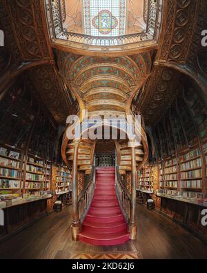 Lello Bookstore interni e la sua famosa scalinata - Porto, Portogallo Foto Stock