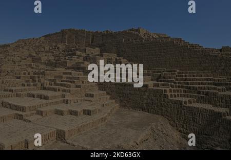 Una vista di Huaca Pucllana, un luogo sacro con una grande piramide in mattoni e argilla situato nel quartiere di Miraflores nel centro di Lima. Servì come importante centro cerimoniale e amministrativo della cultura di Lima, una società che si sviluppò sulla costa centrale del Perù tra il 200-700 d.C. Venerdì, 25 marzo 2022, a Lima, Perù. (Foto di Artur Widak/NurPhoto) Foto Stock