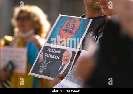 Un manifestante tiene i segni di un passo di scarpe ucraino sul volto del presidente russo Vladimir putin di fronte alla Cattedrale di dom a Colonia, in Germania, il 26 marzo 2022. (Foto di Ying Tang/NurPhoto) Foto Stock