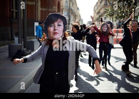 I manifestanti ballano con le maschere dei politici, qui, Carole Delga, presidente della regione dell'Occitanie. LA XR (Extinction Rebellion) ha organizzato a Tolosa un evento per chiamare i candidati presidenziali francesi a prendere in considerazione l'emergenza climatica, che è quasi assente dalla campagna politica. Il tema era "la nostra casa è bruciata, e i politici guardano altrove”. Per questo avvenimento, alcuni sono stati vestiti in rosso, altri mascherati in donne incinte per simbolizzare la morte delle generazioni future a causa del riscaldamento globale e del collasso invimentale.They ha anche fatto un morire-in di fronte al municipio di a. Foto Stock