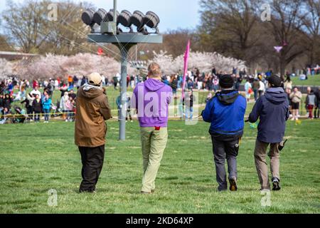 I fliers professionisti del kite suonano durante il Blossom Kite Festival a Washington, D.C. il 26 marzo 2022 (Foto di Bryan Olin Dozier/NurPhoto) Foto Stock