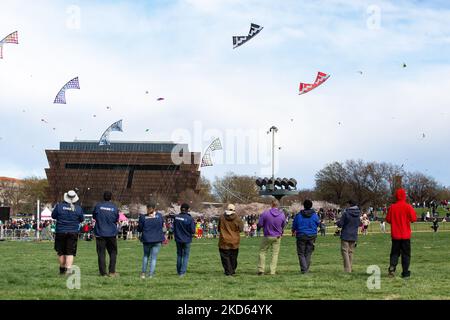 I fliers professionisti del kite suonano durante il Blossom Kite Festival a Washington, D.C. il 26 marzo 2022 (Foto di Bryan Olin Dozier/NurPhoto) Foto Stock