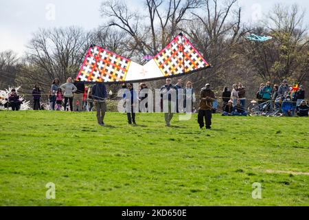 I fliers professionisti del kite suonano durante il Blossom Kite Festival a Washington, D.C. il 26 marzo 2022 (Foto di Bryan Olin Dozier/NurPhoto) Foto Stock