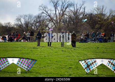 I fliers professionisti del kite suonano durante il Blossom Kite Festival a Washington, D.C. il 26 marzo 2022 (Foto di Bryan Olin Dozier/NurPhoto) Foto Stock