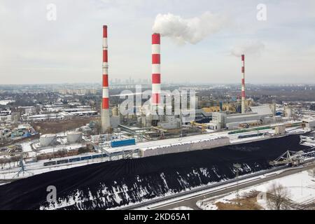 Una vista drone della centrale di Siekierki, a Varsavia, Polonia il 16 febbraio 2021 (Foto di Mateusz Wlodarczyk/NurPhoto) Foto Stock