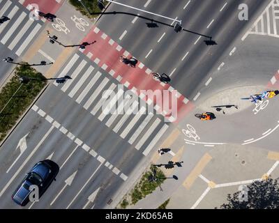 Una vista drone di crosswalk e pista ciclabile, a Varsavia, Polonia il 13 maggio 2021 (Foto di Mateusz Wlodarczyk/NurPhoto) Foto Stock