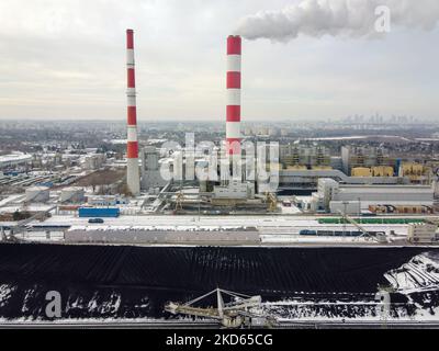 Una vista drone della centrale di Siekierki, a Varsavia, Polonia il 16 febbraio 2021 (Foto di Mateusz Wlodarczyk/NurPhoto) Foto Stock