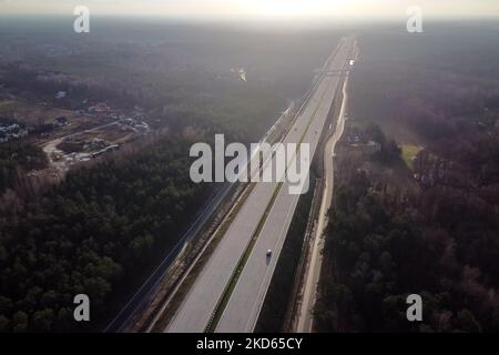 Una vista drone di Expressway S2 (circonvallazione meridionale), a Varsavia, Polonia il 23 dicembre 2020 (Foto di Mateusz Wlodarczyk/NurPhoto) Foto Stock
