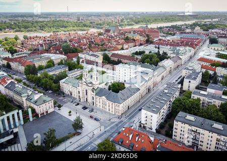 Una vista drone di Via Miodowa e Via Dluga, la Città Vecchia sullo sfondo, a Varsavia, Polonia il 24 maggio 2020 (Foto di Mateusz Wlodarczyk/NurPhoto) Foto Stock