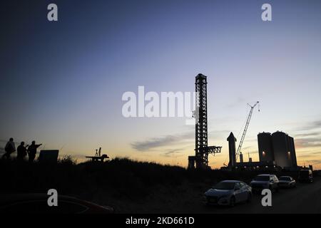 I fan di SpaceX si riuniscono per fotografare Starbase mentre il sole tramonta il 26th marzo 2022 a Boca Chica, Texas. (Foto di Reginald Mathalone/NurPhoto) Foto Stock