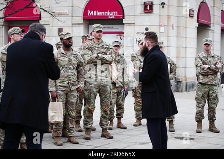 Membri dell'esercito degli Stati Uniti, i soldati sono visti in un tour della città il 26 marzo 2022 a Varsavia, Polonia. Il presidente Biden ha trascorso la sua seconda giornata a Varsavia sabato in visita ai rifugiati ucraini nello stadio nazionale con Rafal Trzaskowski, il sindaco di Varsavia e il primo ministro polacco Mateusz Morawiecki. Il Presidente Biden ha anche pronunciato un discorso ardente contro l'invasione russa dell'Ucraina, assicurando al contempo che la NATO difenderà tutti i suoi stati membri da qualsiasi aggressione a tutti i costi. (Foto di Str/NurPhoto) Foto Stock