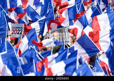 I tifosi sventolano bandiere francesi mentre si riuniscono davanti a un rally campagna dell'estrema destra francese Requete! Presidente del partito e candidato alla presidenza Eric Zemmour sulla piazza del Trocadero a Parigi il 27 marzo 2022. Gli elettori francesi si dirigano ai sondaggi nell'aprile 2022 per le elezioni presidenziali. (Foto di Michel Stoupak/NurPhoto) Foto Stock