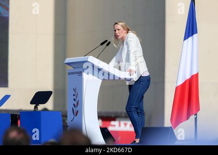 L'ex parlamentare francese Marion Marechal ha tenuto un discorso durante un rally di campagna dell'estrema destra francese Reconnete! Presidente del partito e candidato alla presidenza Eric Zemmour sulla piazza del Trocadero a Parigi il 27 marzo 2022. Gli elettori francesi si dirigano ai sondaggi nell'aprile 2022 per le elezioni presidenziali. (Foto di Michel Stoupak/NurPhoto) Foto Stock