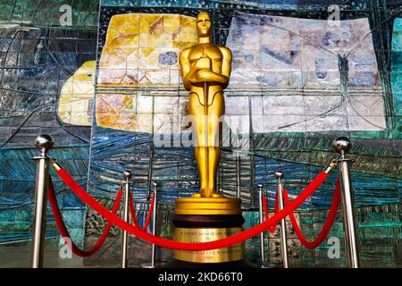 La replica gigante del premio Academy viene vista nel cinema Kino Kijow un giorno prima della cerimonia degli Oscar del 94th che si terrà nel Dolby Theatre di Hollywood, Los Angeles, California, negli Stati Uniti d'America. Cracovia, Polonia il 26 marzo 2022. (Foto di Beata Zawrzel/NurPhoto) Foto Stock