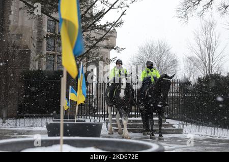 Gli agenti di polizia sono guardia durante l'evento ucraino giorno di fronte al castello di Casa Loma a Toronto Ontario Domenica 27 marzo 2022. (Foto di Sayed Najafizada/NurPhoto) Foto Stock