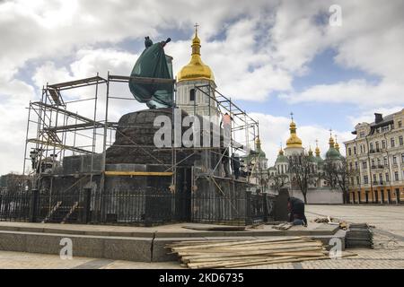 Lavoratori comunali e volontari proteggono un monumento del Bohdan Khmelnytsky mentre l'invasione russa dell'Ucraina continua, nel centro di Kyiv, Ucraina 27 marzo 2022 (Foto di Maxym Marusenko/NurPhoto) Foto Stock