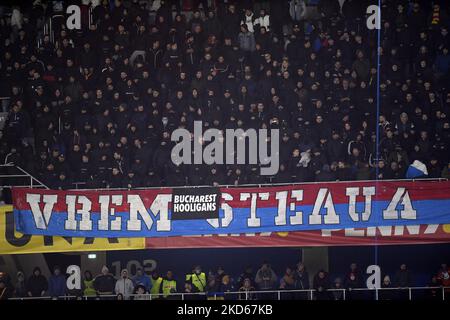 Tifosi rumeni in azione durante la partita internazionale amichevole tra Romania e Grecia a Stadionul Steaua il 25 marzo 2022 a Bucarest, Romania. (Foto di Alex Nicodim/NurPhoto) Foto Stock