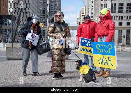 I membri della comunità si sono riuniti all'Hart Plaza di Detroit, Michigan, per un raduno con l'Ucraina il 27 marzo 2022, come atto di solidarietà internazionale che chiede la fine dell'invasione russa dell'Ucraina. (Foto di Adam J. Dewey/NurPhoto) Foto Stock