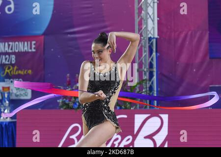 Ginnastica ritmica italiana Milena Baldassarri in scena per Ginnastica Fabriano durante la Ginnastica ritmica FGI 2022 Regular season Serie A1 3rd round al Palavesuvio Napoli Italia il 26 marzo 2022. (Foto di Franco Romano/NurPhoto) Foto Stock