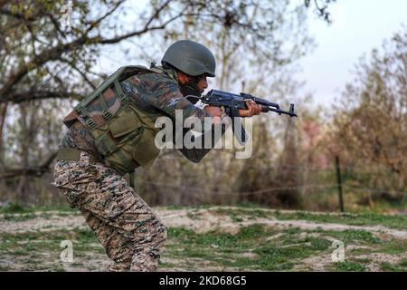 I soldati dell'esercito indiano prendono posizione durante la perforazione del CASO Cordon and Search Operation nel distretto di Kulgam del Kashmir del Sud, Jammu e Kashmir, India, il 28 marzo 2022. (Foto di Nasir Kachroo/NurPhoto) Foto Stock