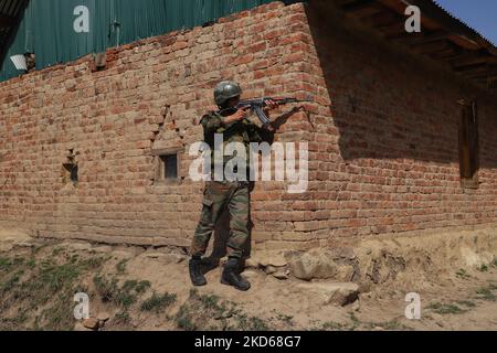 I soldati dell'esercito indiano prendono posizione durante la perforazione del CASO Cordon and Search Operation nel distretto di Kulgam del Kashmir del Sud, Jammu e Kashmir, India, il 28 marzo 2022. (Foto di Nasir Kachroo/NurPhoto) Foto Stock