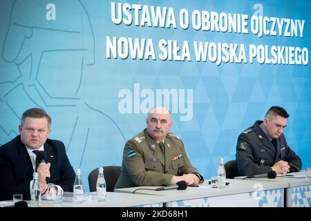 Vice-Ministro polacco della Difesa nazionale Wojciech Skurkiewicz, comandante generale dei rami delle forze armate Jaroslaw Mika, colonnello Artur Kuptel durante la conferenza 'Homeland Defence Act - New Power of the Polish Army' all'Accademia di Studi di guerra di Varsavia, Polonia il 28 marzo 2022 (Foto di Mateusz Wlodarczyk/NurPhoto) Foto Stock