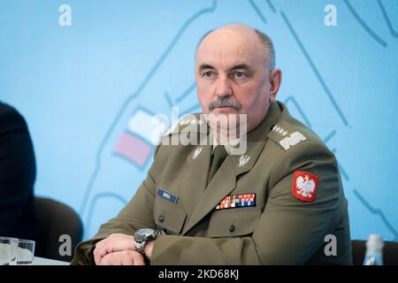 Comandante generale dei rami delle forze armate Jaroslaw Mika durante la conferenza 'Homeland Defence Act - New Power of the Polish Army' presso l'Accademia di Studi di guerra di Varsavia, Polonia il 28 marzo 2022 (Foto di Mateusz Wlodarczyk/NurPhoto) Foto Stock