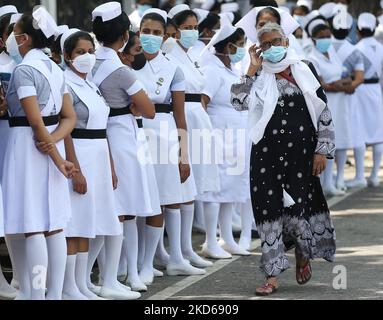 Gli infermieri protestano di fronte al ministero della salute a Colombo il 28 marzo 2022. Gli infermieri chiedono al governo di fornire soluzioni alle questioni irrisolte nel servizio infermieristico. (Foto di Pradeep Dambarage/NurPhoto) Foto Stock