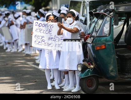 Gli infermieri protestano di fronte al ministero della salute a Colombo il 28 marzo 2022. Gli infermieri chiedono al governo di fornire soluzioni alle questioni irrisolte nel servizio infermieristico. (Foto di Pradeep Dambarage/NurPhoto) Foto Stock