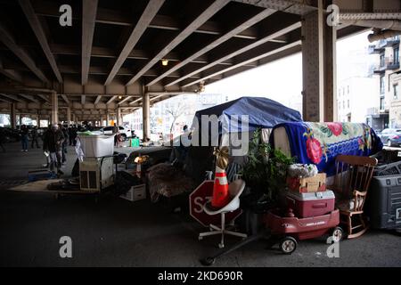 I lavoratori del Dipartimento di igiene sono accompagnati da NYPD mentre chiarono gli effetti personali di diversi newyorkesi senzatetto a Manhattan e Meeker Ave sotto la Brooklyn Queens Expressway a Brooklyn il 28 marzo 2022. (Foto di Karla Ann Cote/NurPhoto) Foto Stock