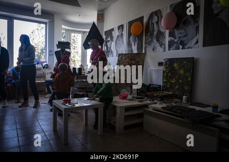 Il ristorante Dolphin, a Uzhhorod, è stato trasformato in un centro di rifugio dove è possibile pranzare gratuitamente. Uzhhorod, il centro di Transcarpazia. Decine di migliaia di rifugiati hanno trovato un rifugio sicuro o, almeno, un alloggio temporaneo. Mezzo milione di persone ha attraversato il confine attraverso la Transcarpazia finora, e 200.000 sono rimaste nella regione. Marzo 25 2022. (Foto di Joseph Galanakis/NurPhoto) Foto Stock