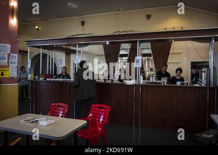 Il ristorante Dolphin, a Uzhhorod, è stato trasformato in un centro di rifugio dove è possibile pranzare gratuitamente. Uzhhorod, il centro di Transcarpazia. Decine di migliaia di rifugiati hanno trovato un rifugio sicuro o, almeno, un alloggio temporaneo. Mezzo milione di persone ha attraversato il confine attraverso la Transcarpazia finora, e 200.000 sono rimaste nella regione. Marzo 25 2022. (Foto di Joseph Galanakis/NurPhoto) Foto Stock