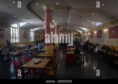 Il ristorante Dolphin, a Uzhhorod, è stato trasformato in un centro di rifugio dove è possibile pranzare gratuitamente. Uzhhorod, il centro di Transcarpazia. Decine di migliaia di rifugiati hanno trovato un rifugio sicuro o, almeno, un alloggio temporaneo. Mezzo milione di persone ha attraversato il confine attraverso la Transcarpazia finora, e 200.000 sono rimaste nella regione. Marzo 25 2022. (Foto di Joseph Galanakis/NurPhoto) Foto Stock