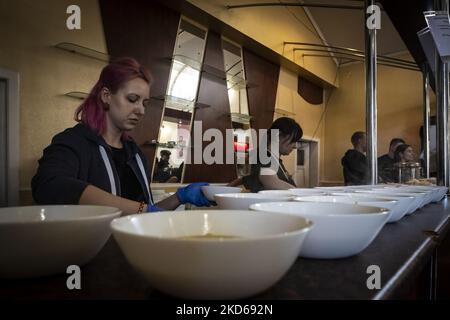 Il ristorante Dolphin, a Uzhhorod, è stato trasformato in un centro di rifugio dove è possibile pranzare gratuitamente. Uzhhorod, il centro di Transcarpazia. Decine di migliaia di rifugiati hanno trovato un rifugio sicuro o, almeno, un alloggio temporaneo. Mezzo milione di persone ha attraversato il confine attraverso la Transcarpazia finora, e 200.000 sono rimaste nella regione. Marzo 25 2022. (Foto di Joseph Galanakis/NurPhoto) Foto Stock