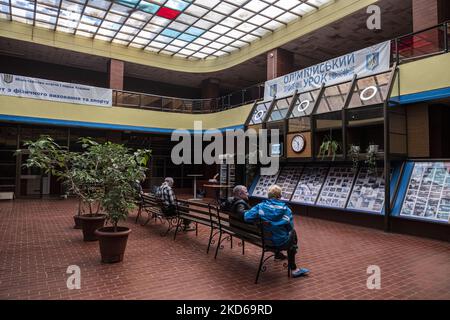 Nelle sale e nelle camere del complesso sportivo IOHICTB, i rifugiati provenienti da villaggi e città attaccati dalle forze russe hanno allestito un campo di fortuna in cui alcune persone guardano la TV nella lobby, altre dormono, mentre i bambini si esercitano sotto la supervisione del personale. Uzhhorod, Ucraina. Marzo 22 2022 (Foto di Joseph Galanakis/NurPhoto) Foto Stock