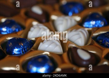 Vantaa, Finlandia, dicembre 2019: Confezione di pregiate praline al cioccolato Swiss Lindt in una scatola d'oro. Colore primo piano dall'alto. Chocos bianchi, scuri e al latte Foto Stock