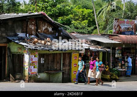 La gente passa accanto ai negozi nella città di Matale in Sri Lanka. (Foto di Creative Touch Imaging Ltd./NurPhoto) Foto Stock