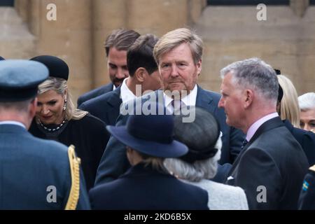 LONDRA, REGNO UNITO - 29 MARZO 2022: Il re Willem-Alexander dei Paesi Bassi (C) arriva per il servizio del Ringraziamento per il principe Filippo all'Abbazia di Westminster il 29 marzo 2022 a Londra, Inghilterra. Il Duca di Edimburgo, il marito della Regina di più di settant'anni, è morto il 9 aprile dello scorso anno all'età di 99 anni con il suo servizio funerario a cui hanno partecipato solo 30 persone a causa delle restrizioni di blocco di Covid-19. (Foto di Wiktor Szymanowicz/NurPhoto) Foto Stock