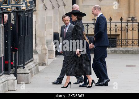 LONDRA, REGNO UNITO - 29 MARZO 2022: Il Principe William, Duca di Cambridge (R), la Principessa Charlotte di Cambridge (C) e Caterina, Duchessa di Cambridge arrivano per il servizio del Ringraziamento per il Principe Filippo all'Abbazia di Westminster il 29 marzo 2022 a Londra, Inghilterra. Il Duca di Edimburgo, il marito della Regina di più di settant'anni, è morto il 9 aprile dello scorso anno all'età di 99 anni con il suo servizio funerario a cui hanno partecipato solo 30 persone a causa delle restrizioni di blocco di Covid-19. (Foto di Wiktor Szymanowicz/NurPhoto) Foto Stock