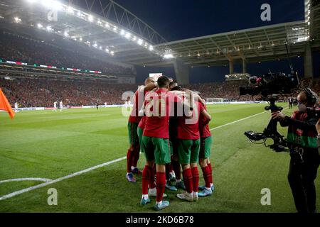 Il centrocampista portoghese Bruno Fernandes festeggia con i compagni di squadra dopo aver segnato il 29 marzo 2022 durante la partita di calcio dei qualificatori della Coppa del mondo FIFA 2022 tra il Portogallo e la Macedonia del Nord allo stadio Dragao di Porto, in Portogallo. (Foto di Pedro FiÃºza/NurPhoto) Foto Stock