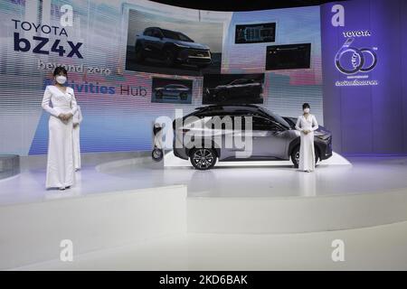 Toyota ha presentato il veicolo elettrico BZ4X che andrà in vendita entro il 2023. (Foto di Atiwat Siltamethanont/NurPhoto) Foto Stock