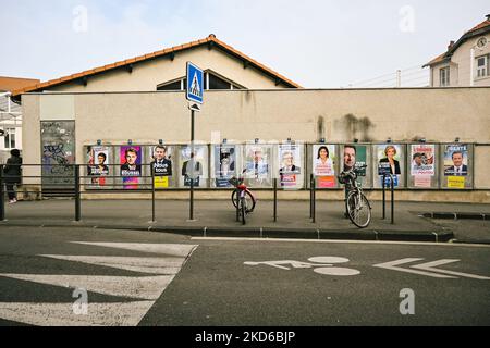 Manifesti di campagna politica dei candidati alle elezioni entranti sono incollati in diversi luoghi della città di Clermont-Ferrand, su cartelloni, il 29 marzo 2022 (Foto di Adrien Fillon/NurPhoto) Foto Stock
