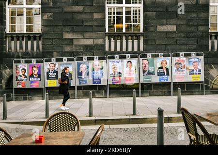 Manifesti di campagna politica dei candidati alle elezioni entranti sono incollati in diversi luoghi della città di Clermont-Ferrand, su cartelloni, il 29 marzo 2022 (Foto di Adrien Fillon/NurPhoto) Foto Stock