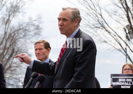 Il Senatore Jeff Merkley (D-OR) parla a una conferenza stampa per sostenere le richieste di una grande tassa sui profitti del petrolio al Campidoglio degli Stati Uniti il 30 marzo 2022 (Foto di Bryan Olin Dozier/NurPhoto) Foto Stock