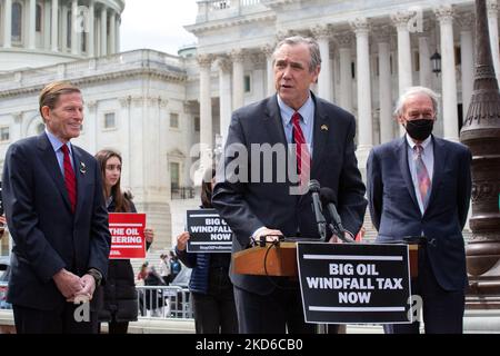 Il Senatore Jeff Merkley (D-OR) parla a una conferenza stampa per sostenere le richieste di una grande tassa sui profitti del petrolio al Campidoglio degli Stati Uniti il 30 marzo 2022 (Foto di Bryan Olin Dozier/NurPhoto) Foto Stock