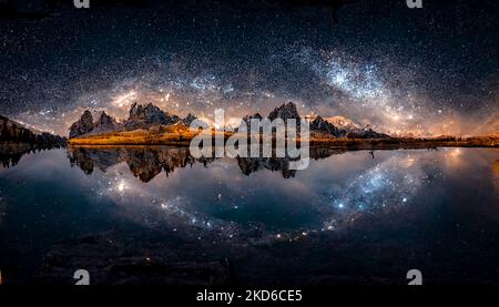 Il ponte ad arco della Via Lattea sopra il lago nello Xinjiang, Cina. Immagine con rendering 3D astratto, non basata su alcuna scena reale. Foto Stock