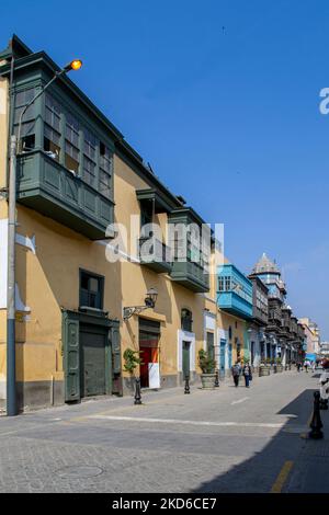 Una strada nel centro storico di Lima con i suoi balconi coloniali Foto Stock