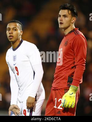 L-R Cameron Archer of England U20 e Tim Schreiber of Germany Under20 durante Under 20 International tra Inghilterra Under 20 e Germania Under 20 al JobServe Community Stadium, Colchester il 29th marzo 2022 (Photo by Action Foto Sport/NurPhoto) Foto Stock