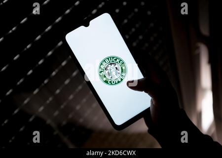 In questa foto, il logo Starbucks Coffee viene visualizzato sullo schermo di uno smartphone ad Atene, in Grecia, il 30 marzo 2022. (Foto di Nikolas Kokovlis/NurPhoto) Foto Stock