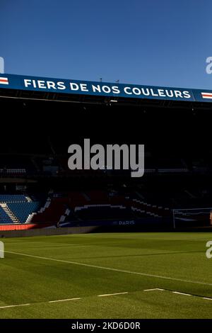 Parigi, Francia, 9 febbraio 2022. Un'illustrazione degli stand vuoti del Parc des Princes con il motto ''fiero dei nostri colori'' scritto sul tetto. (Foto di Emeric Fohlen/NurPhoto) Foto Stock